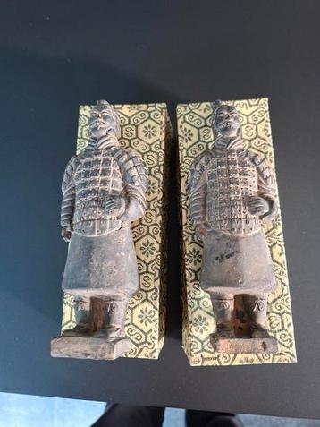Twee Aziatische beeldjes. Reproducties van krijgers.  beschikbaar voor biedingen