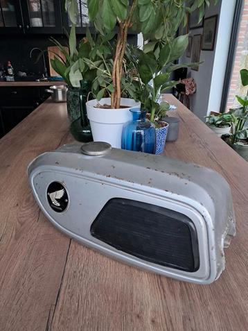 Honda ss125 benzinetank beschikbaar voor biedingen