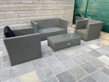 Loungeset met kussens beschikbaar voor biedingen