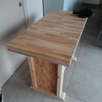 Établi avec étau, vis d'établi, table de travail en bois disponible aux enchères