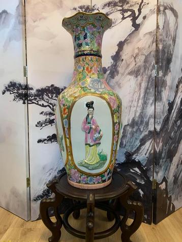A GORGEOUS CHINESE VASE WITH 3D MOTIF HEIGHT 80CM 