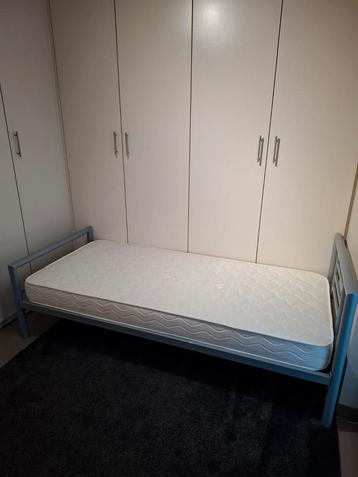 Éenpersoonsbed met lattenbodem en matras. beschikbaar voor biedingen