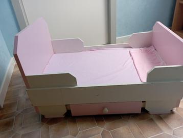 NIEUW : Een mooi zelfgemaakt stevig poppenbedje ! beschikbaar voor biedingen