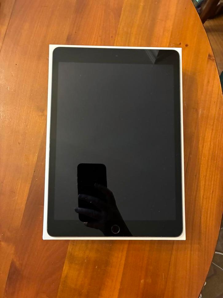Apple iPad 9th generation, Computers en Software, Apple iPads, Zo goed als nieuw, Overige modellen, Wi-Fi, 10 inch, Grijs, Ophalen of Verzenden