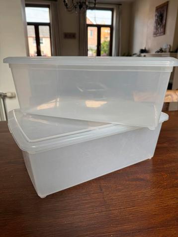 Twee grote opbergdozen beschikbaar voor biedingen