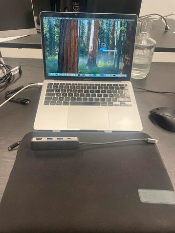 Macbook air 2020 topstaat met hoes en adapter inbegrepen beschikbaar voor biedingen