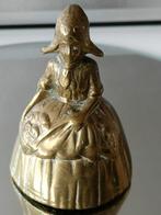 Splendide cloche bronze femme porteuse de fruits. Vintage ., Antiquités & Art, Bronze, Enlèvement ou Envoi
