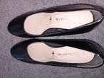 Tamaris zwarte laké pumps. Maat 40, propere staat., Kleding | Dames, Schoenen, Pumps, Zwart, Zo goed als nieuw, Ophalen