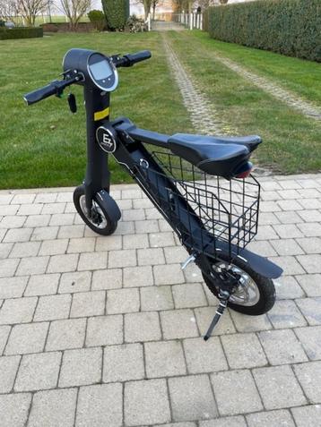 EZ Ride zwarte elektrische scooter beschikbaar voor biedingen