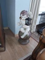 Porselein engel op bol, Antiek en Kunst, Ophalen