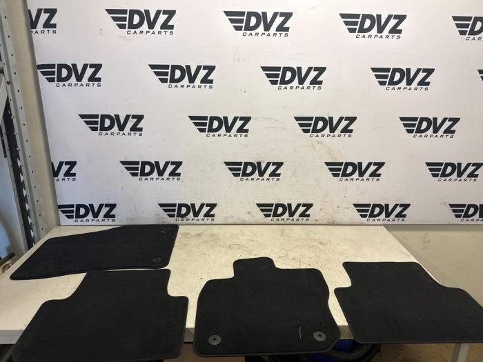 Matten Set van een Volkswagen Tiguan, Auto-onderdelen, Interieur en Bekleding, Volkswagen, Gebruikt, 3 maanden garantie, Ophalen of Verzenden