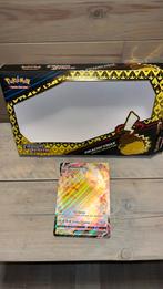 2023 POKEMON SWSH BSP FA/PIKACHU VMAX CRZ COLL-PIKACHU VMAX, Ophalen of Verzenden, Zo goed als nieuw, Losse kaart, Foil