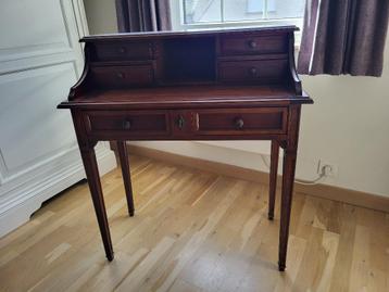 Bureau massieve kerselaar beschikbaar voor biedingen