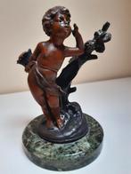 Enfant en bronze sur socle en marbre., Antiquités & Art, Bronze, Enlèvement