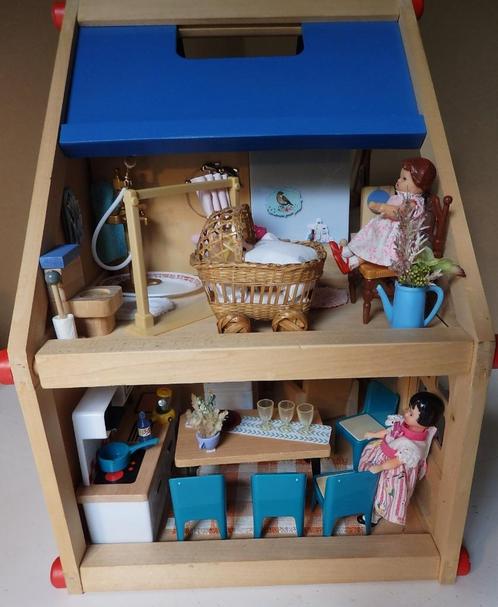 Maison en bois impeccable, meublée et décorée pour poupons, Enfants & Bébés, Jouets | Maisons de poupées, Comme neuf, Maison de poupées