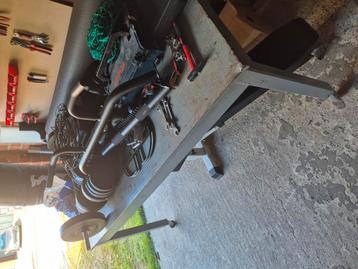 Tafel met metalen blad beschikbaar voor biedingen