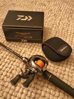 Nieuwste 2025 Daiwa Steez SV TW 100HL + Daiwa XT652 hengel !, Ophalen of Verzenden, Nieuw, Complete set