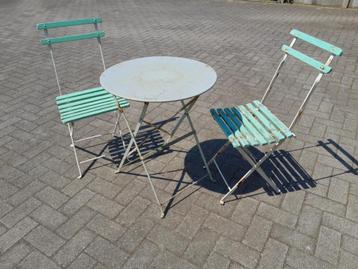 2 oude bistrostoelen + tafeltje beschikbaar voor biedingen