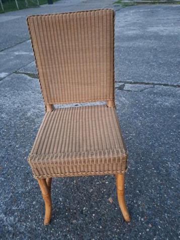 Tafels en stoelen  beschikbaar voor biedingen