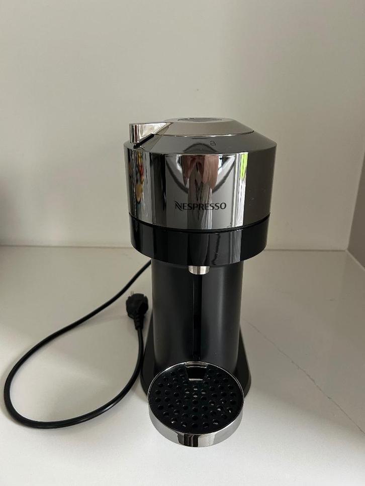Nespresso vertuo next, Elektronische apparatuur, Koffiezetapparaten, Gebruikt, Koffiepads en cups, Koffiemachine, Afneembaar waterreservoir