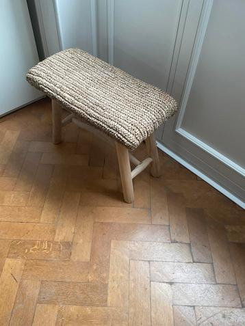 Tabouret en bois naturel beschikbaar voor biedingen