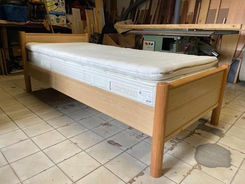 Eénpersoonsbed + lattenbodem + matras + topper, als nieuw !, Huis en Inrichting, Slaapkamer | Bedden, Zo goed als nieuw, Eenpersoons