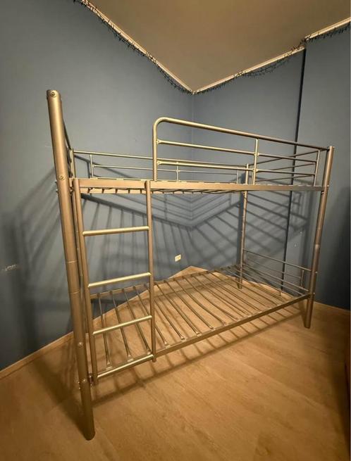 Stapelbed van metaal - Stapelbed van metaal, Huis en Inrichting, Slaapkamer | Stapelbedden en Hoogslapers, Zo goed als nieuw, Ophalen of Verzenden