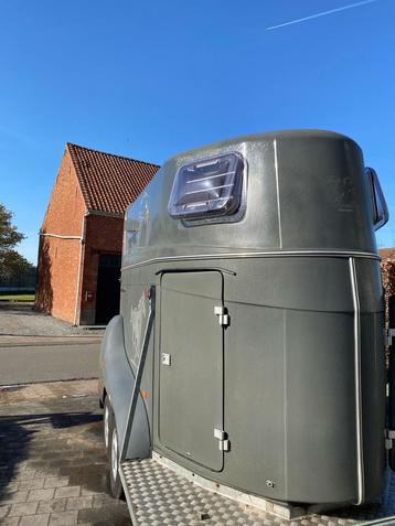 Paardentrailer met koetsplateau beschikbaar voor biedingen