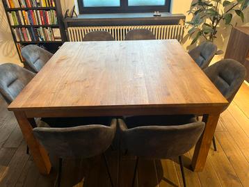 Teak tafel van 150 cm op 150 cm beschikbaar voor biedingen