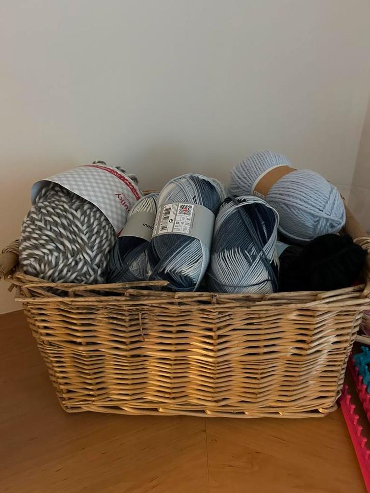 Mand boordevol met breiwol haakwol breinaalden haaknaalden, Hobby en Vrije tijd, Breien en Haken, Zo goed als nieuw, Ophalen