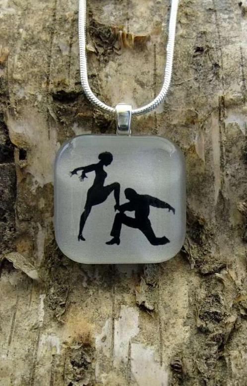 Ketting met hangertje in glas - Paso Doble - NIEUW!!, Handtassen en Accessoires, Kettingen, Nieuw, Overige materialen, Grijs, Met hanger