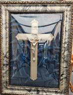Crucifix dans un cadre sous cloche., Enlèvement