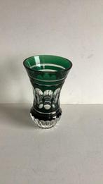 Vase en cristal vert gravé
