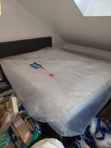 Lit complet avec tête de lit et matelas à mémoire de forme disponible aux enchères