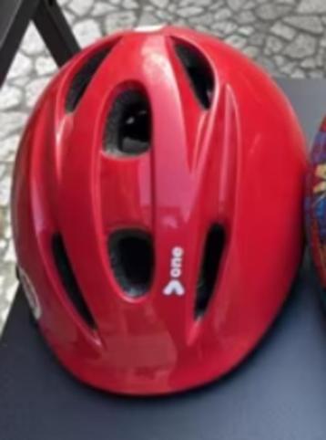effen rode fietshelm — merk One beschikbaar voor biedingen