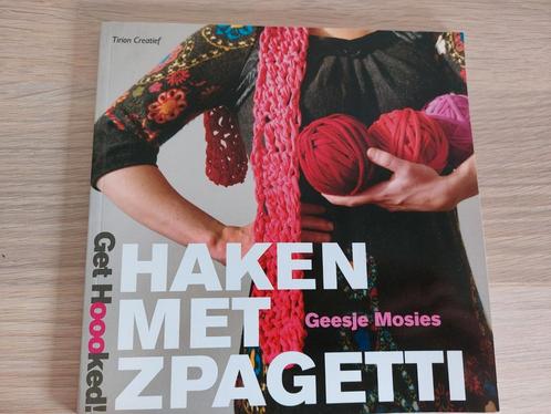 Geesje Mosies - Get Hoooked! Haken met zpagetti, Livres, Loisirs & Temps libre, Comme neuf, Enlèvement ou Envoi
