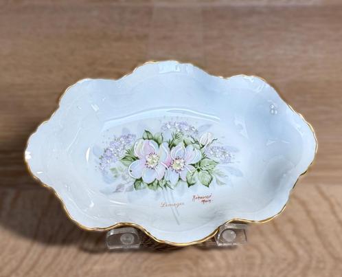 Porcelaine de Limoges handgeschilderd ovalen schaaltje, 1975, Antiek en Kunst, Antiek | Keramiek en Aardewerk, Ophalen of Verzenden