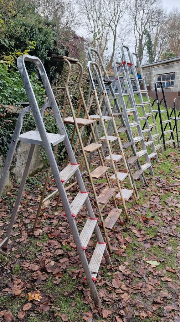 Lot de 11 Escabelles / Escabeaux, Bricolage & Construction, Échelles & Escaliers, Utilisé, Échelle, Enlèvement