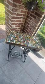 Tafeltje,onderstel Singer met bierdopjes., Ophalen, Gebruikt