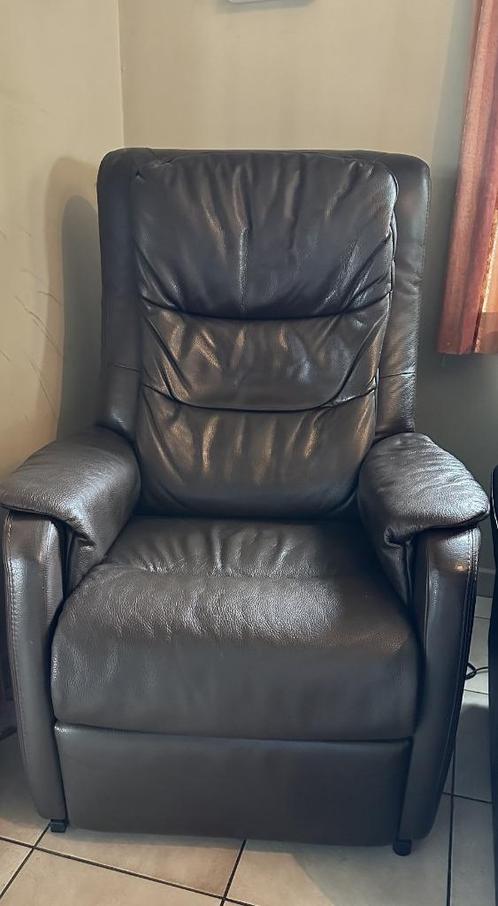Elektrische bruine lederen relax met liftfunctie : KOOPJE!!, Huis en Inrichting, Fauteuils, Gebruikt, Leer, 75 tot 100 cm, Ophalen