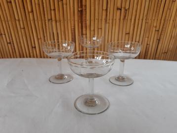 4 superbes coupes à champagne vintage 1960 en verre ciselé, Enlèvement ou Envoi