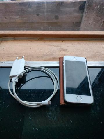 Refurbished iPhone 5S  met kabel disponible aux enchères