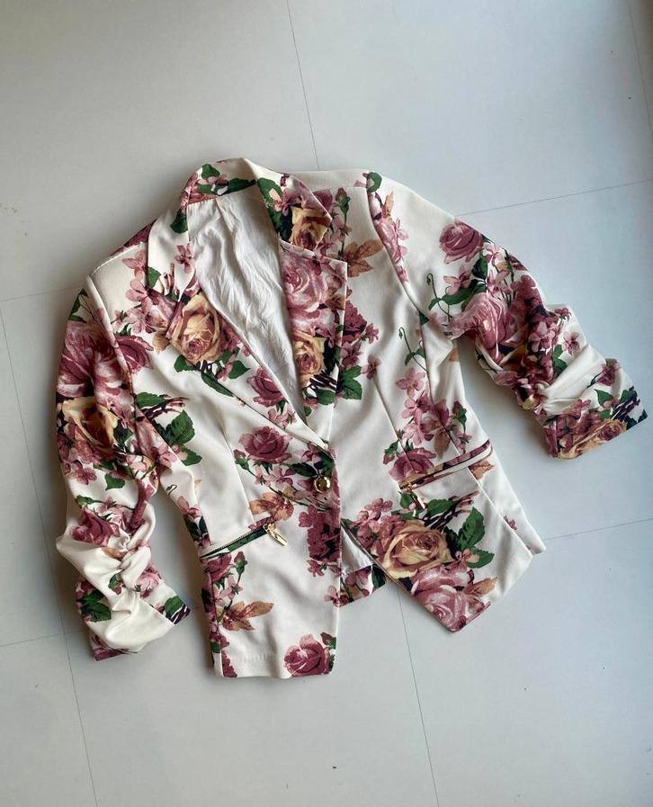 Witte cropped blazer met vintage bloemenprint, Kleding | Dames, Jasjes, Kostuums en Pakken, Zo goed als nieuw, Jasje, Maat 36 (S)