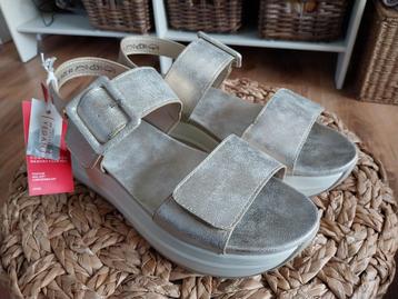 Sandales en cuir New XTI taille 40