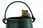 Een Bronzen Beeld Van Een Kat Die In Een Pot Klimt, Antiek en Kunst, Verzenden, Brons