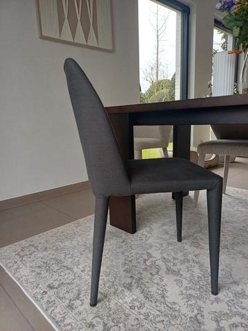 7 zwarte gestoffeerde stoelen in goeie staat beschikbaar voor biedingen