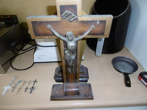 crucifix ancien en bois de hêtre et cuivre rouge, Antiquités & Art, Antiquités | Objets religieux, Enlèvement ou Envoi