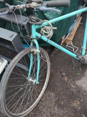 Vieux vélo Peugeot cyclisme turquoise