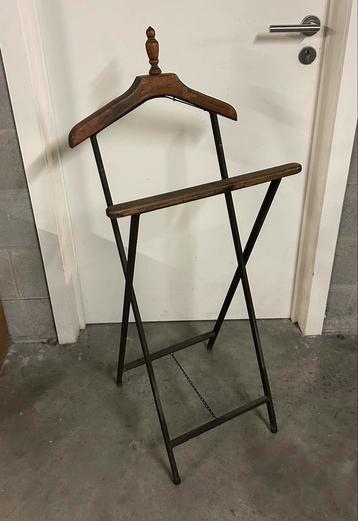 Antieke kleerhanger beschikbaar voor biedingen