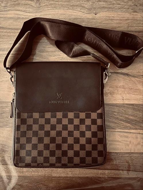 Louis Vuitton leather crossbody bag, Handtassen en Accessoires, Tassen | Schoudertassen, Zo goed als nieuw, Leer, Ophalen